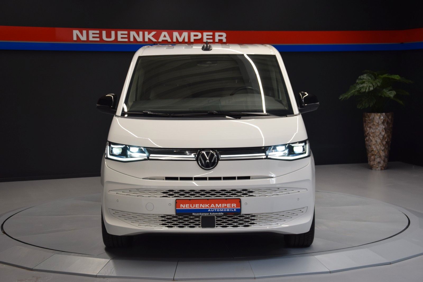 Fahrzeugabbildung Volkswagen T7 Multivan Style lang ACC Matrix vis-a-vis AHK