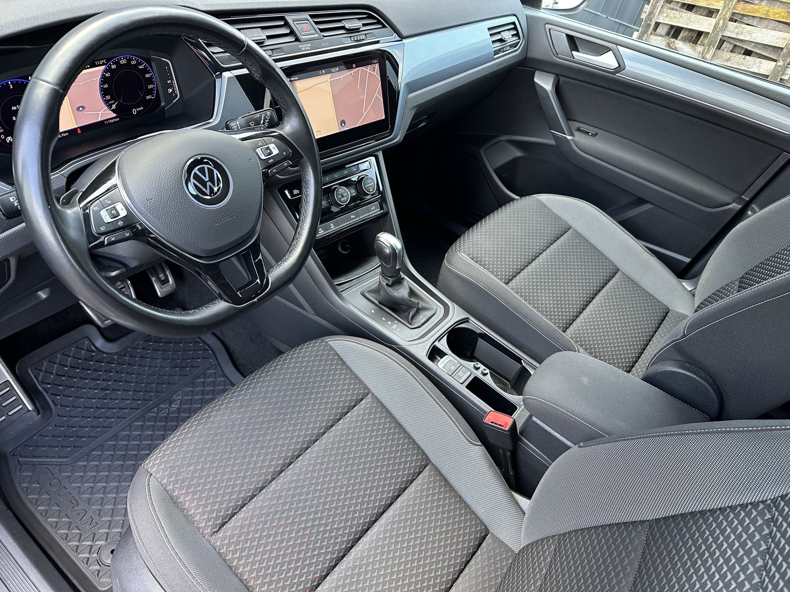 Fahrzeugabbildung Volkswagen Touran 2.0 TDI DSG R-Line NAV+LED+AHK+KAMERA+ACC