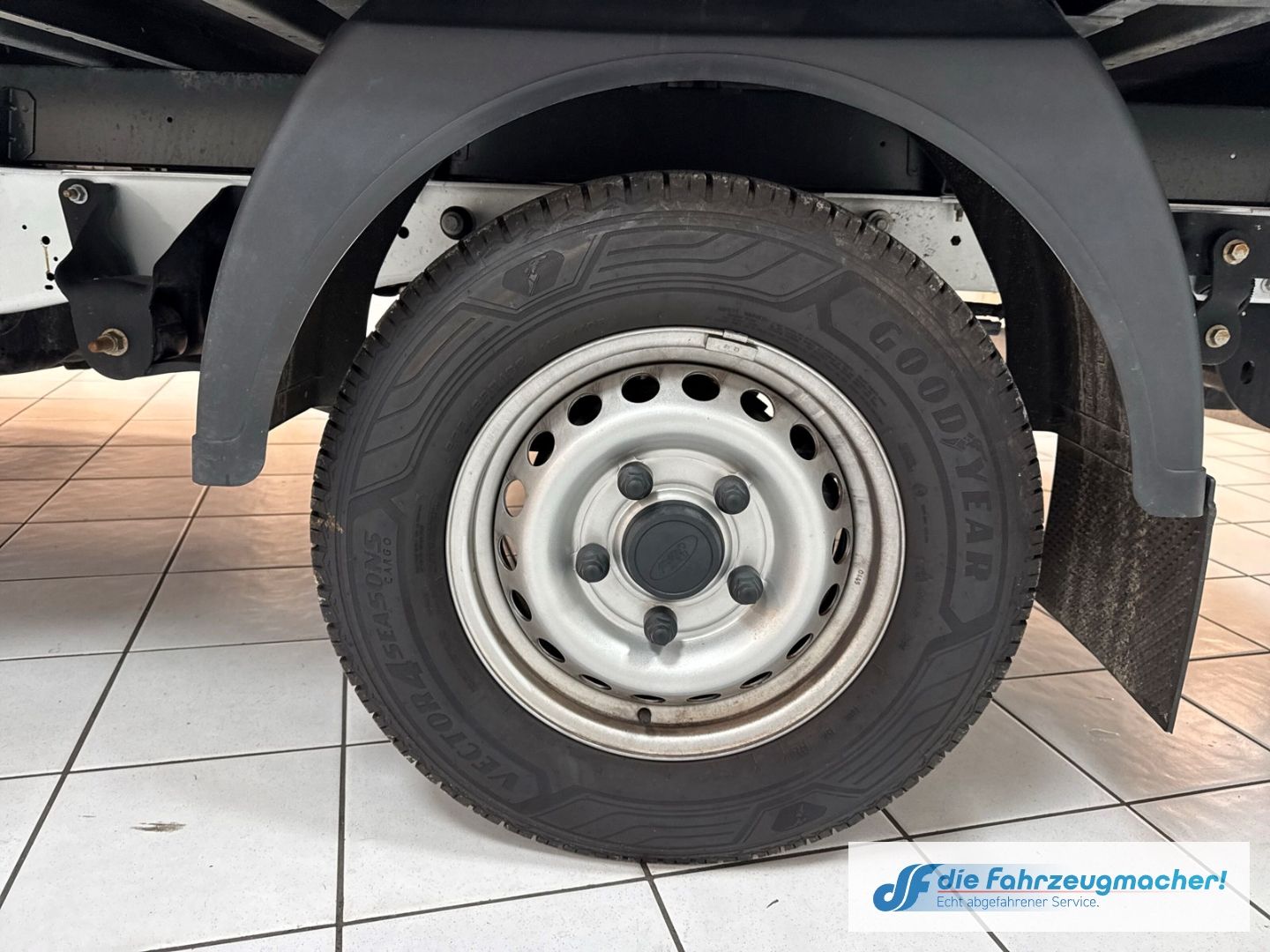 Fahrzeugabbildung Ford Transit Pritsche 350 L2 Doppelkabine Basis AHK D