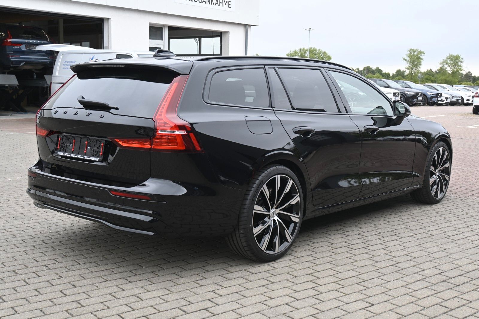 Fahrzeugabbildung Volvo V60 B4 DKG Ultra Dark*B&W*Massage*ACC*AHK*20"