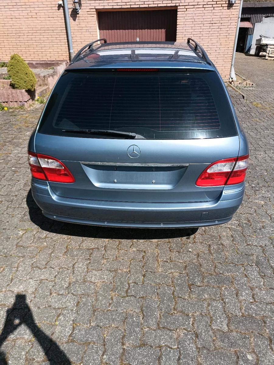 Mercedes-Benz E500 2004 — engine 306 HP (225kW)
