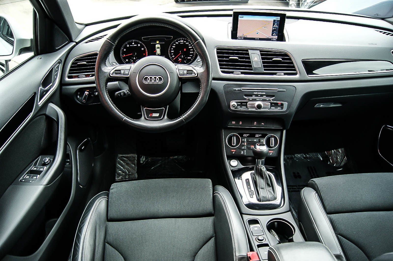Fahrzeugabbildung Audi Q3 14TSI S-tronic S-LINE PLUS 20-ZOLL PANO BOSE