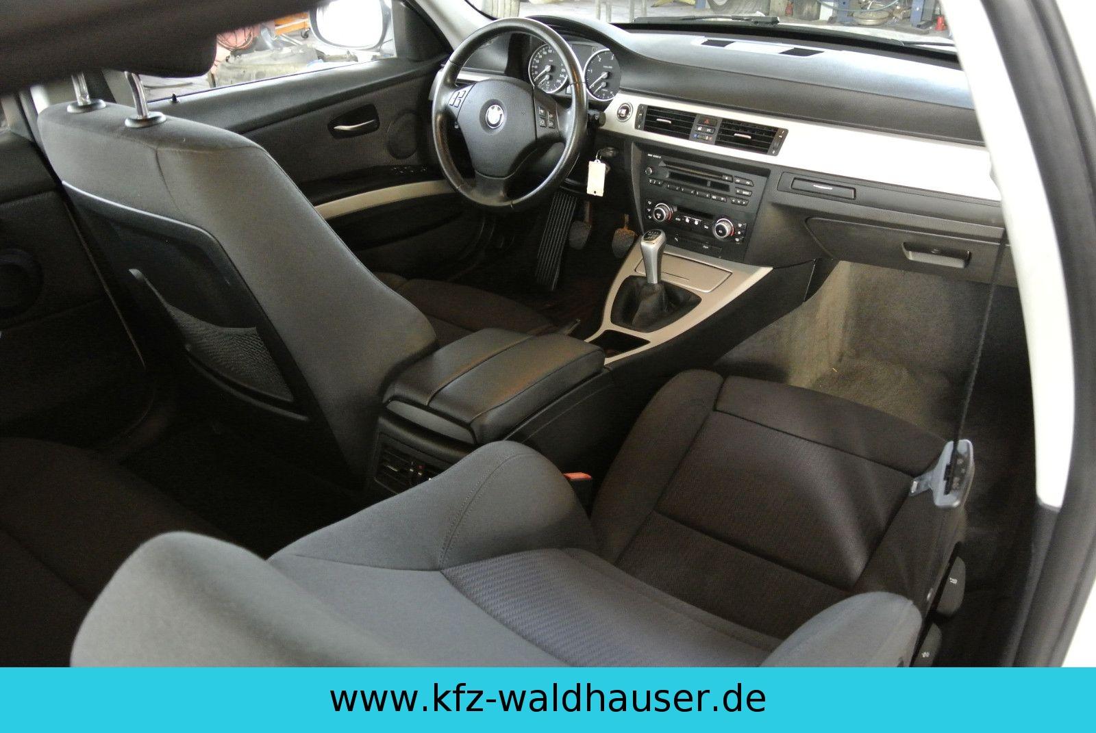 BMW 318 2010 — photo 24