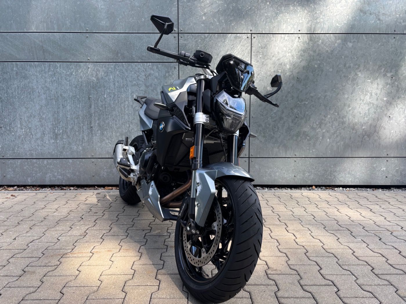 Fahrzeugabbildung BMW F 900 R kurzer Kennzeichenhalter, Lenkerendspieg