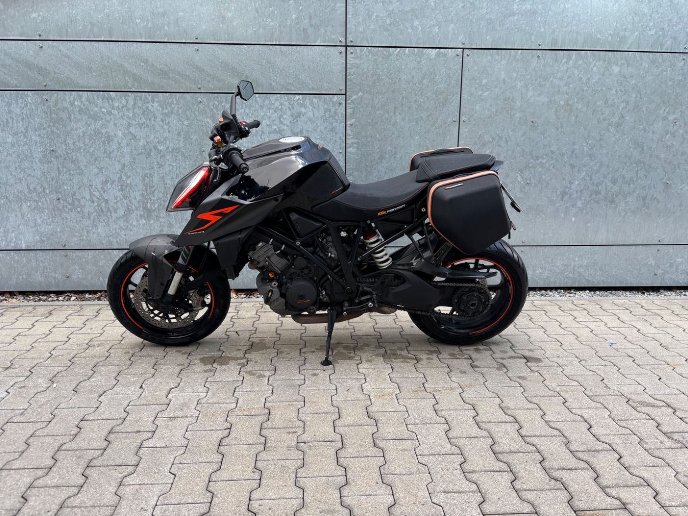 Fahrzeugabbildung KTM 1290 Super Duke R Akrapovic