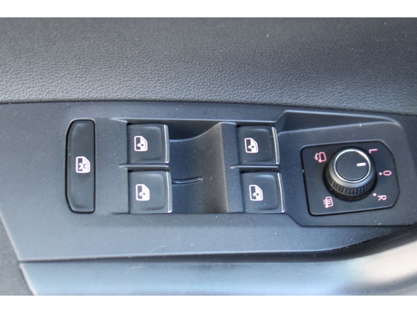 Fahrzeugabbildung Volkswagen Polo VI GTI 2.0TSI DSG ACC LED Milltek H&R PDC R