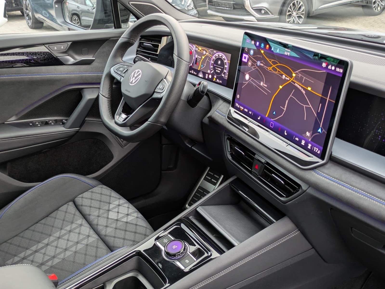 Fahrzeugabbildung Volkswagen Tayron 2.0 TDI 4M R-Line BLACK*7Si*MATRIX*PANO