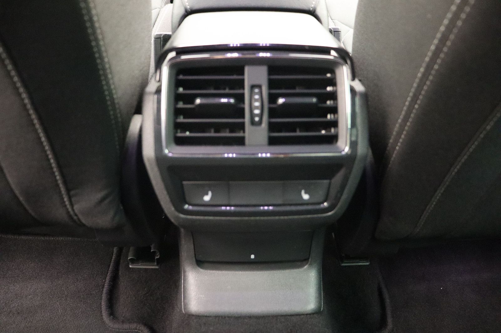 Fahrzeugabbildung SKODA Karoq 1.5 Ambition SPORTLINE LED NAVI ACC