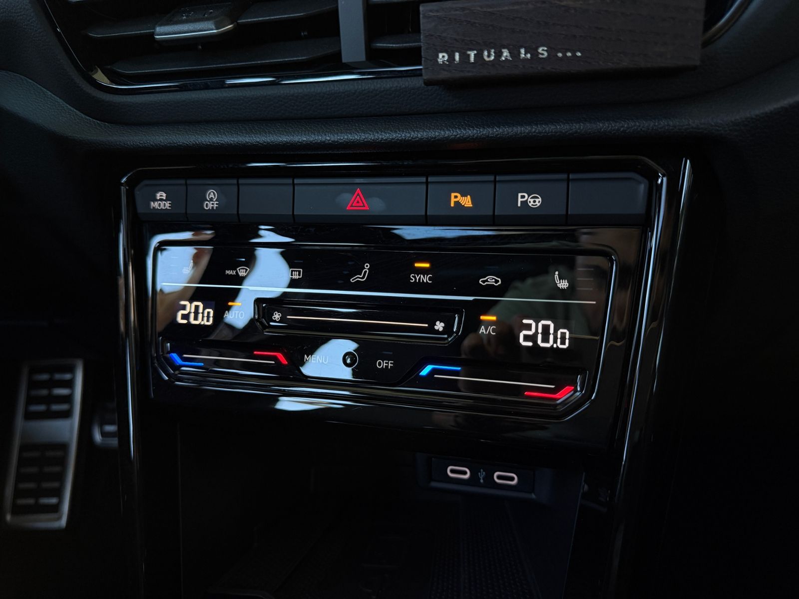 Fahrzeugabbildung Volkswagen T-Roc R-Line 1.5 l TSI  PANO ACC LED NAVI