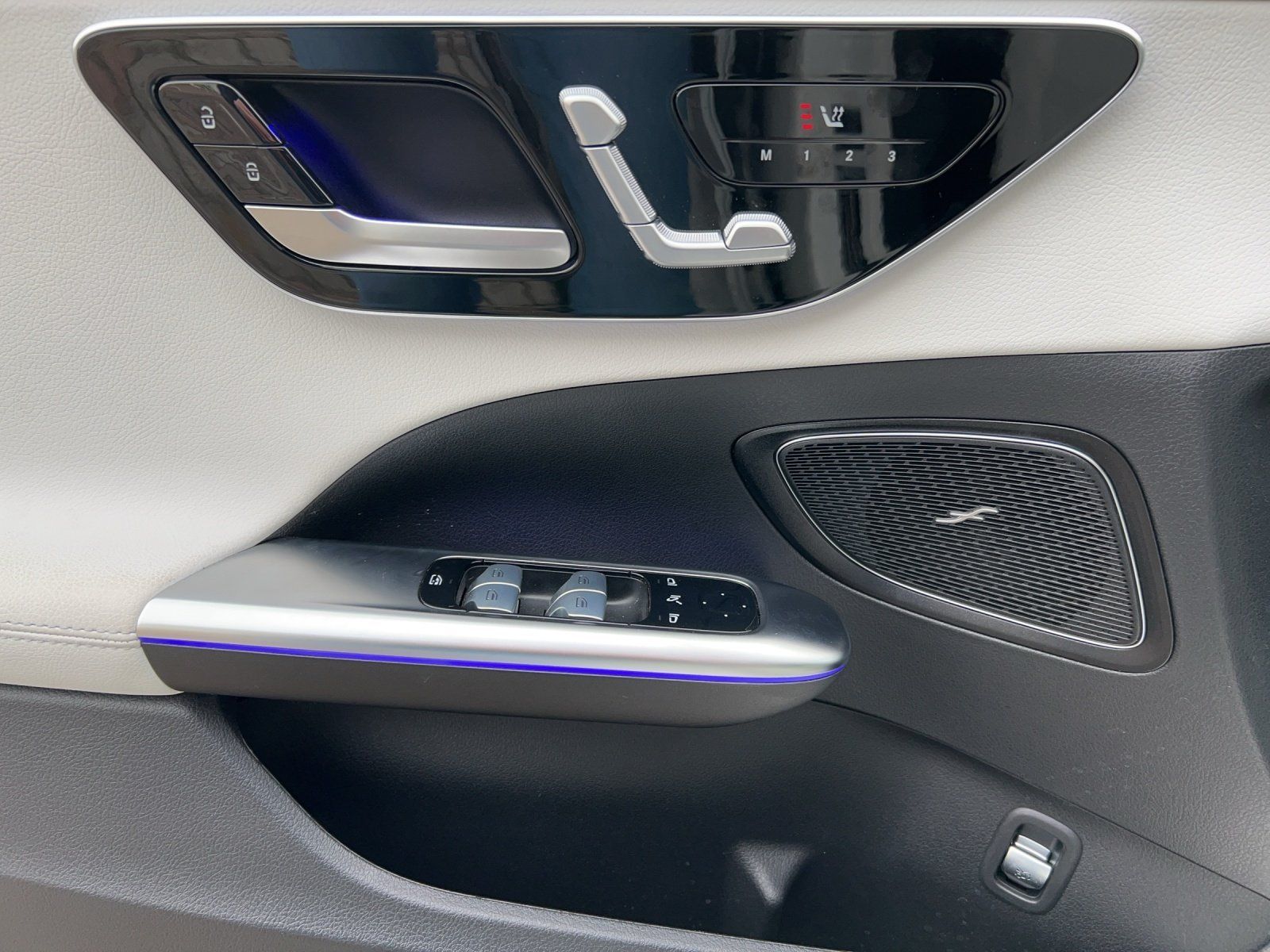 Fahrzeugabbildung Mercedes-Benz C 220 d T AMG AHK Night DISTRO 360° Memory 19"