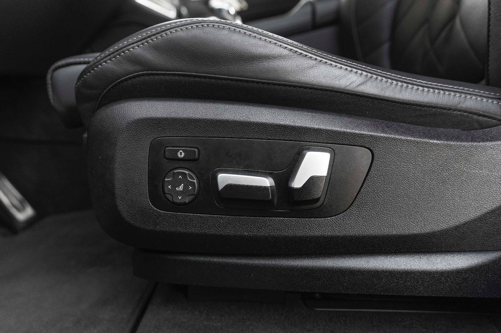 Fahrzeugabbildung BMW X6 xDrive 30 d M Sport LED AHK CARPLAY H&K HUD