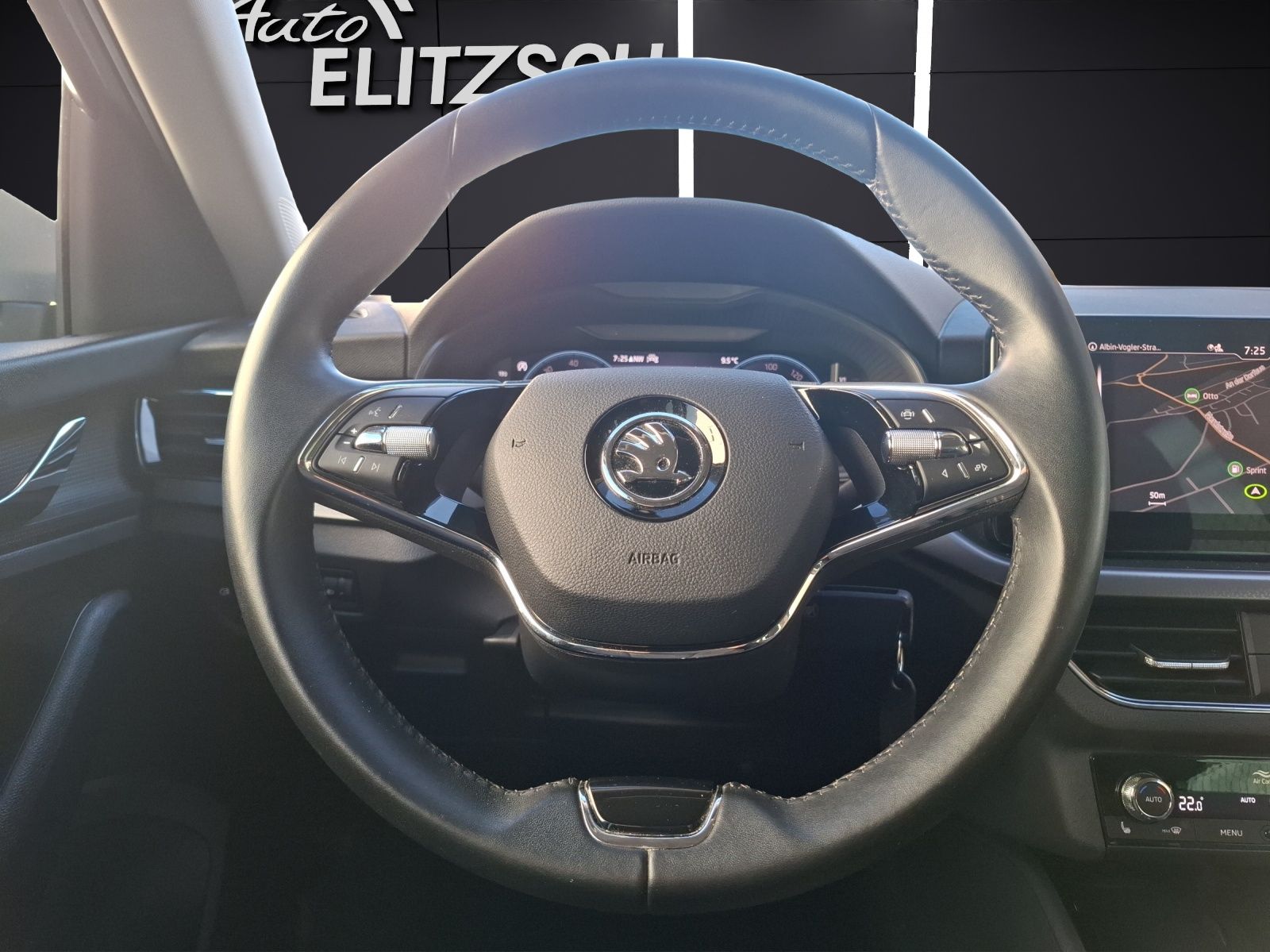 Fahrzeugabbildung SKODA Kamiq TSI Clever LED Navi VC GRA PDC SH LM