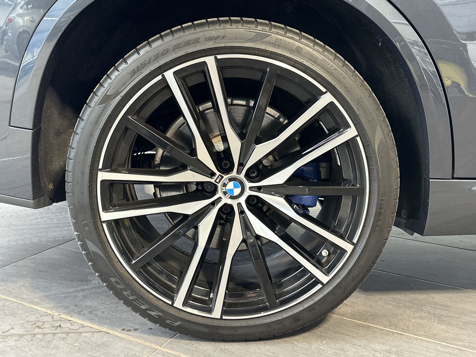 Fahrzeugabbildung BMW X5 M50i NAV+LASER+AHK+HEAD-UP+22ZO+PANO+360GRAD
