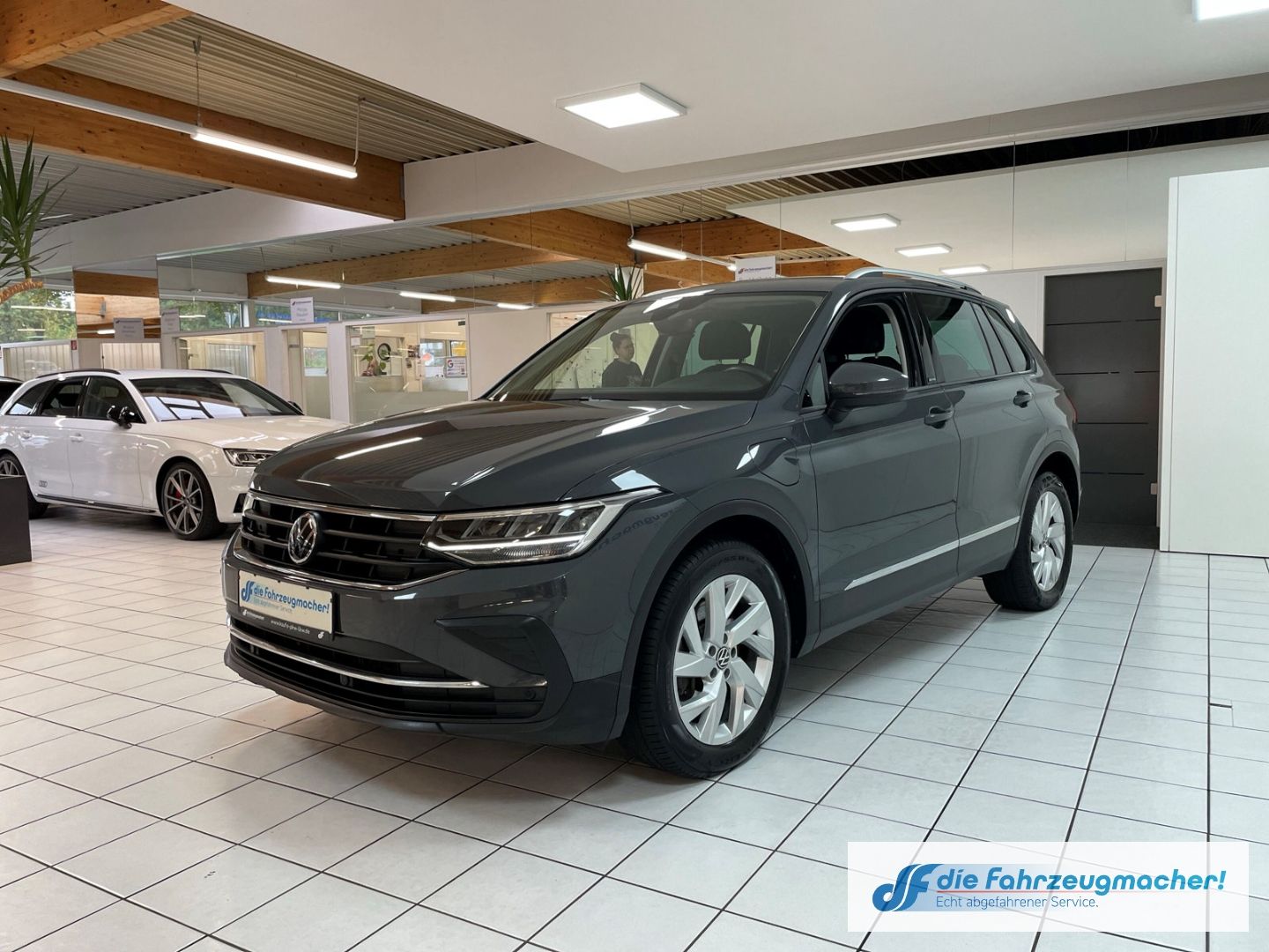 Fahrzeugabbildung Volkswagen Tiguan Active eHybrid Digitales Cockpit LED ACC