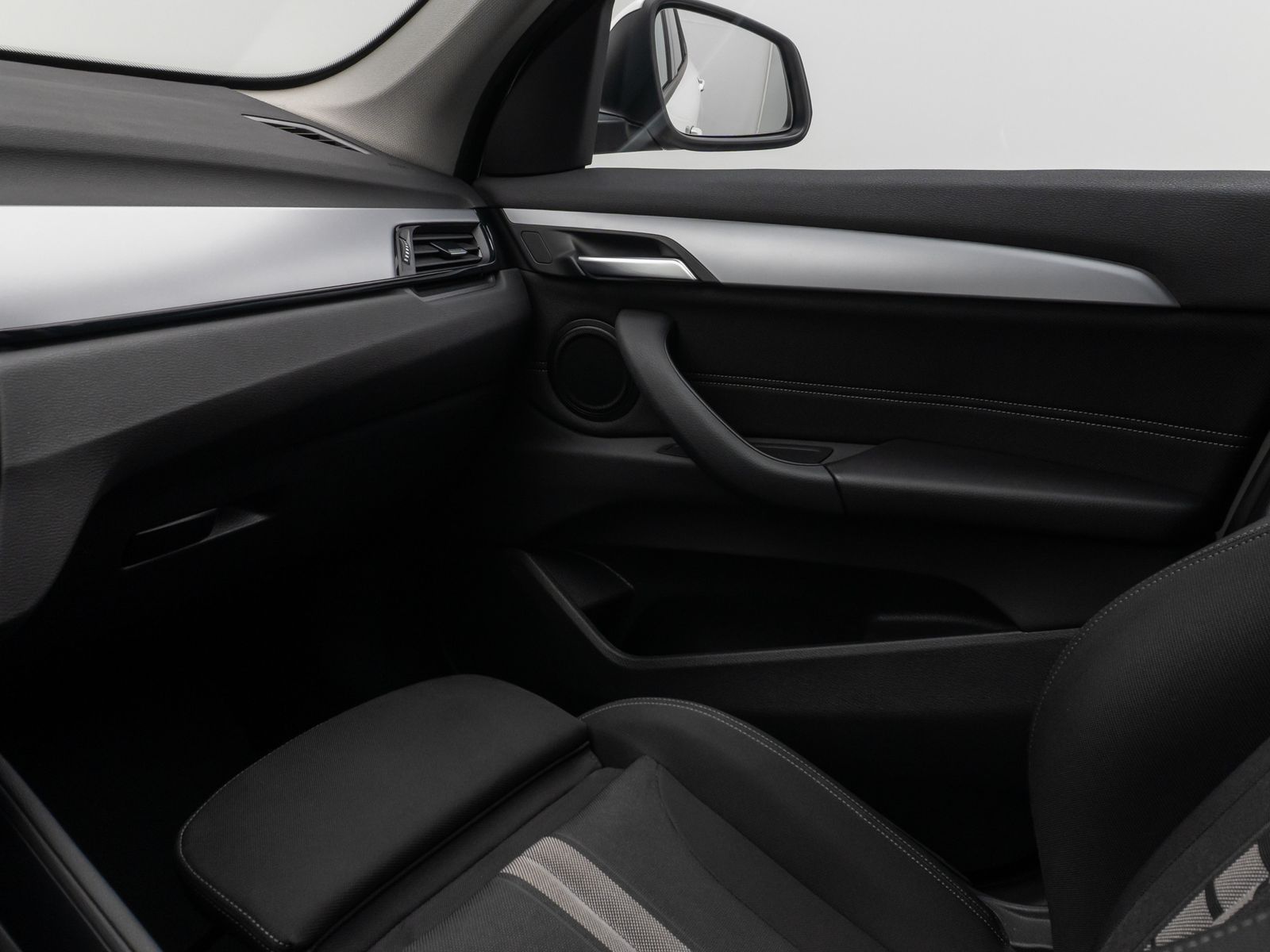 Fahrzeugabbildung BMW X1 sD18i Parkassistent DAB HiFi Navi LED Sport