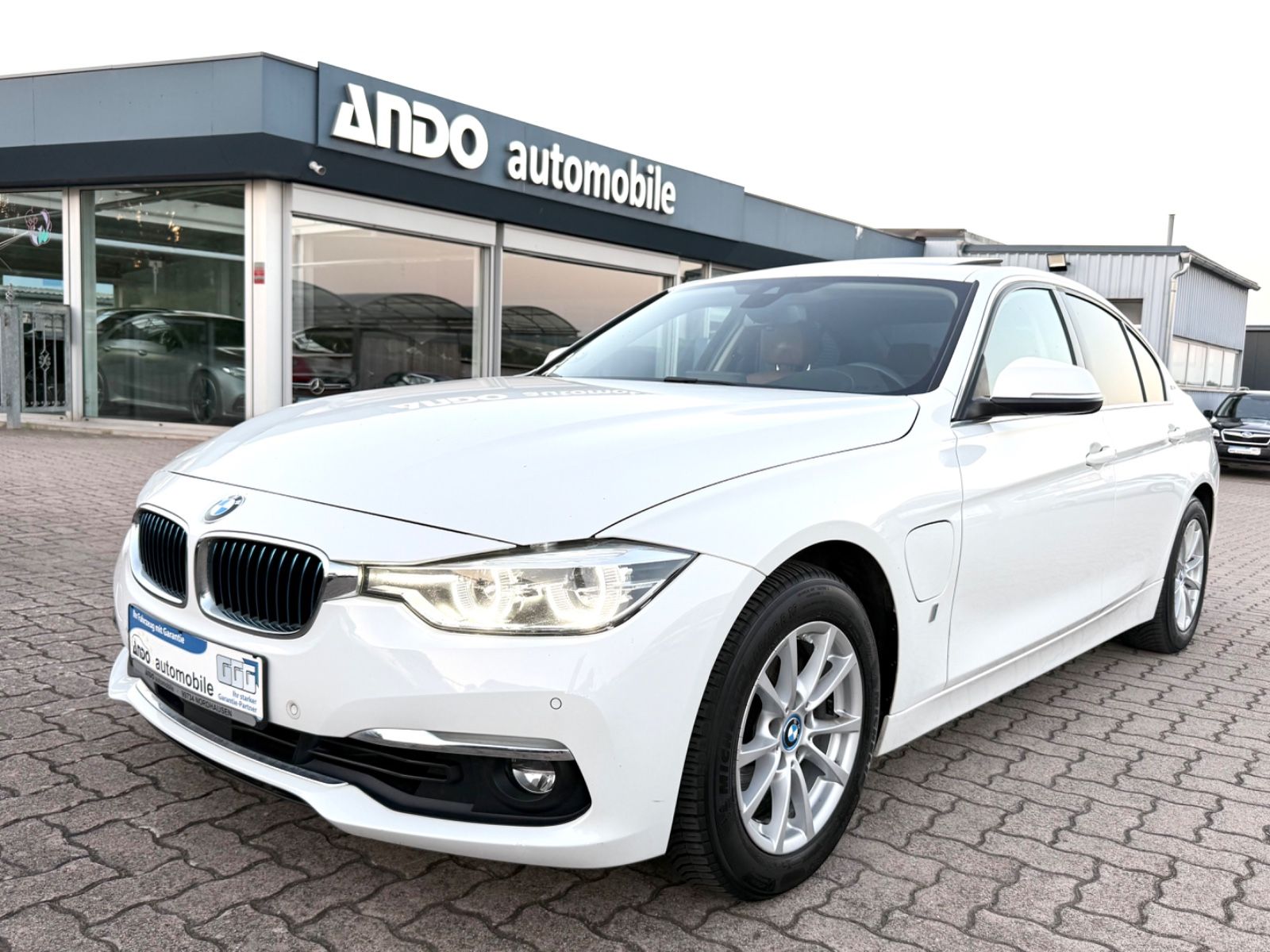 BMW 330e Lim. iPerformance Luxury Line LED/HUD/Leder