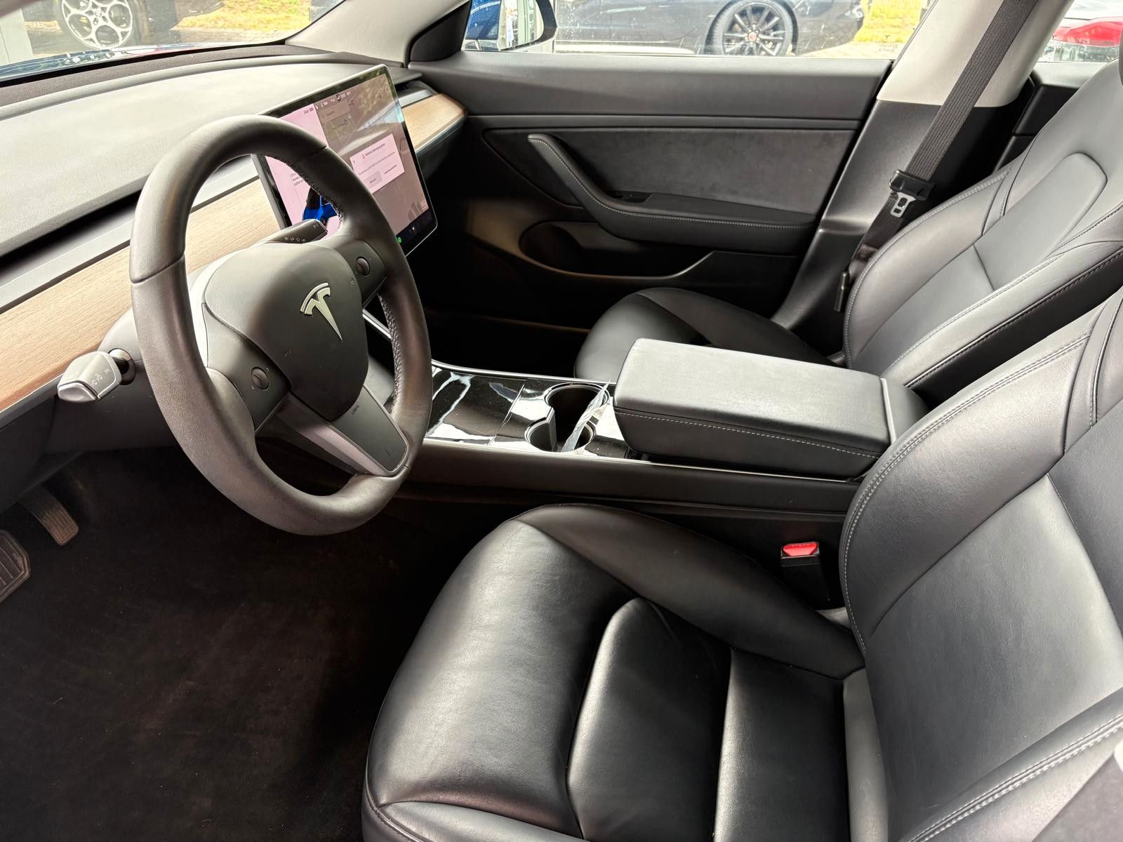 Fahrzeugabbildung Tesla Model 3 Standard Range Plus RWD