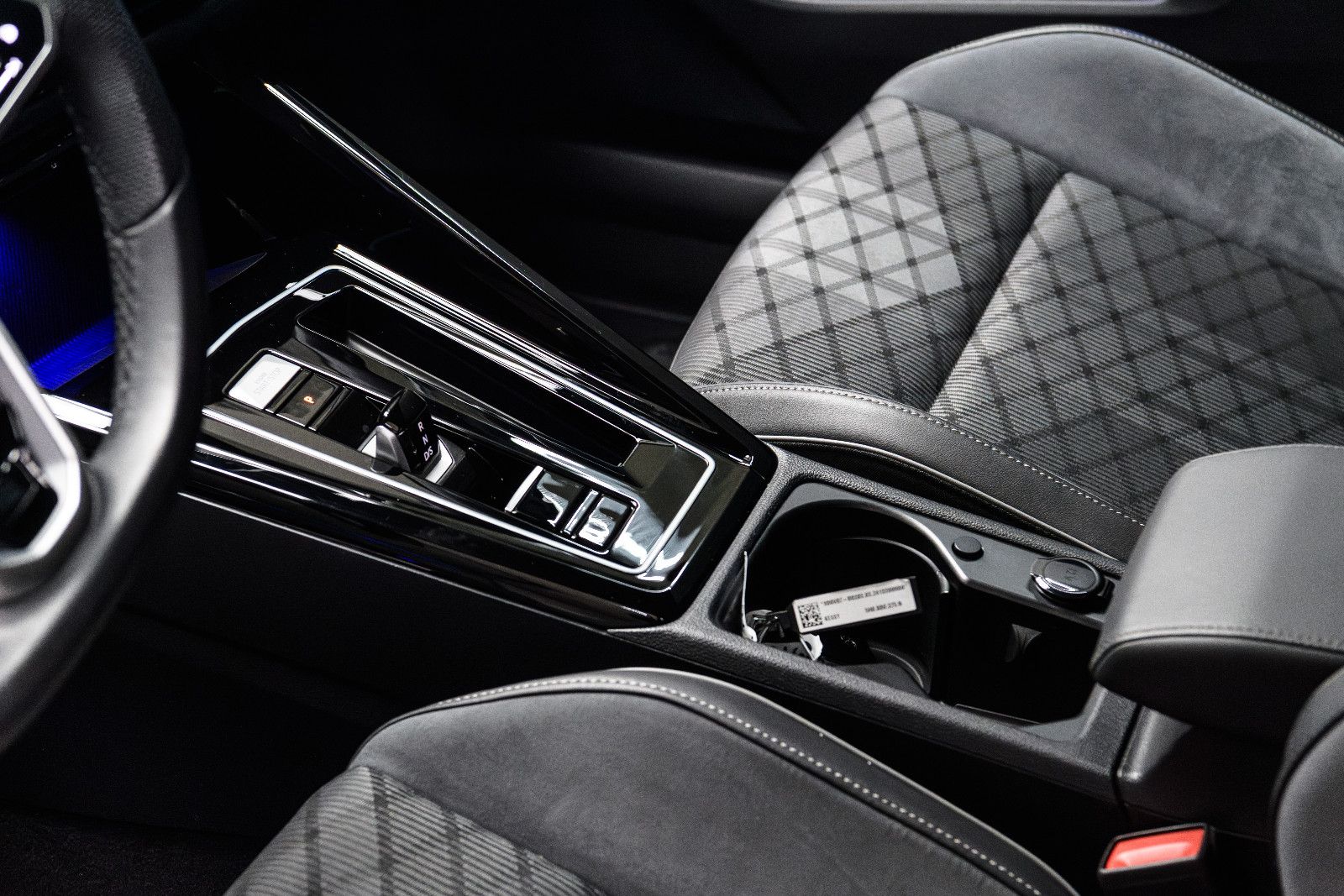 Fahrzeugabbildung Volkswagen Golf VIII R-Line 1.5 eTSI LED+APP+SHZ+18"