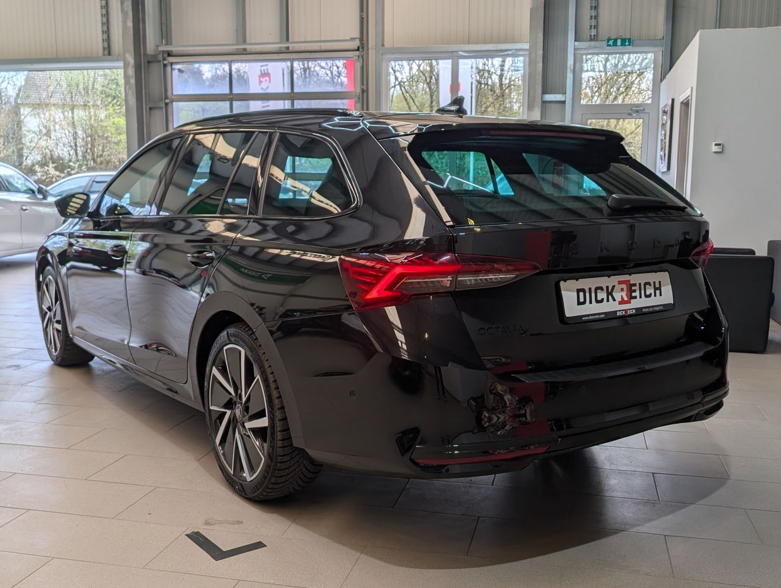Fahrzeugabbildung SKODA Octavia 1.5 TSI Sportline Pano Matrix AHK 5J.Gar