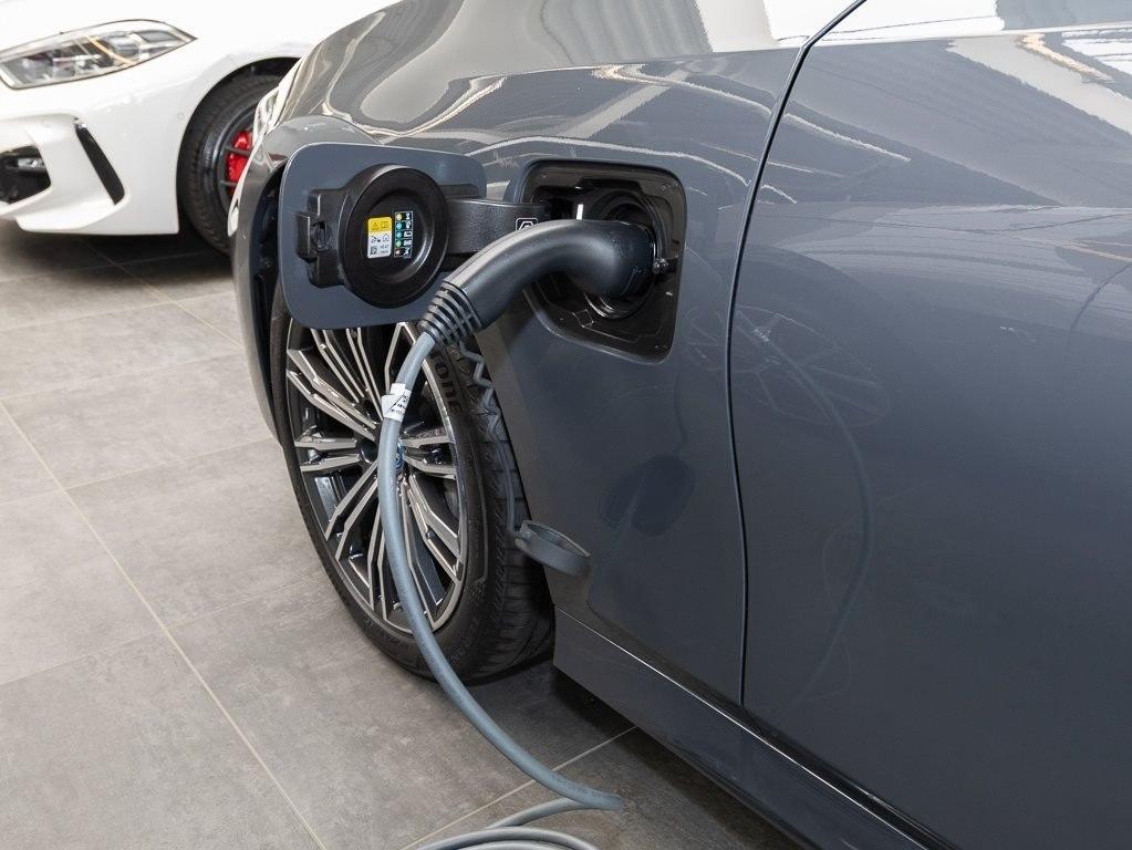 BMW 330e xDrive A M Sport DAB WLAN GSD RFK Tempomat