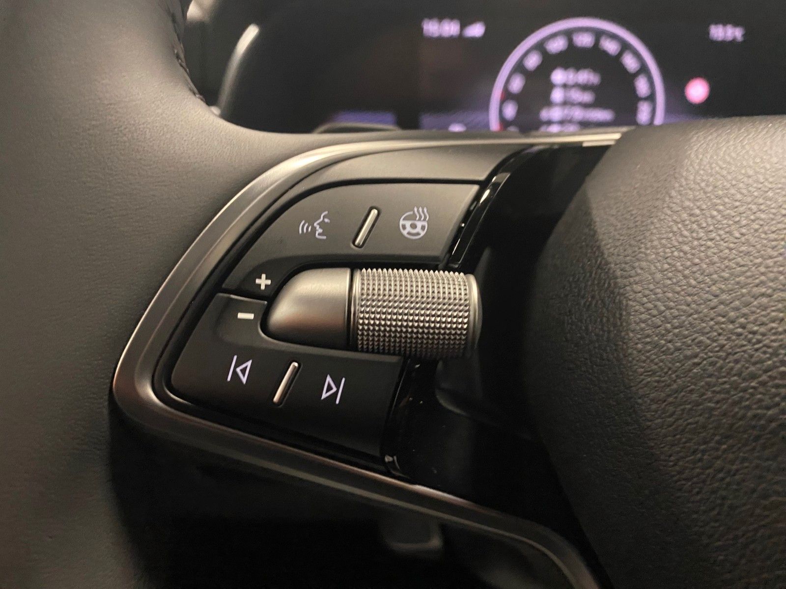 Fahrzeugabbildung SKODA Kamiq 1.5 TSI DSG Selection+SITZHEIZUNG+KAMERA++