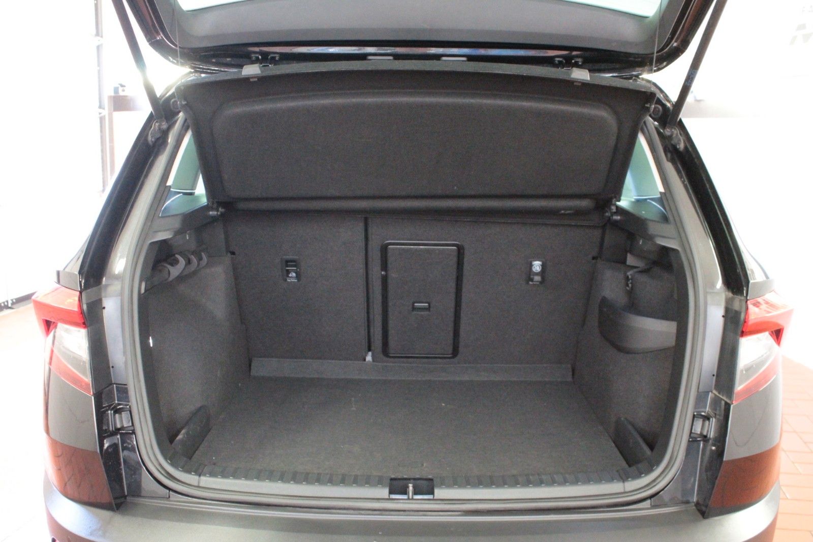 Fahrzeugabbildung SKODA Karoq 1.0 TSI AMBITION  AHK *Allwetter*
