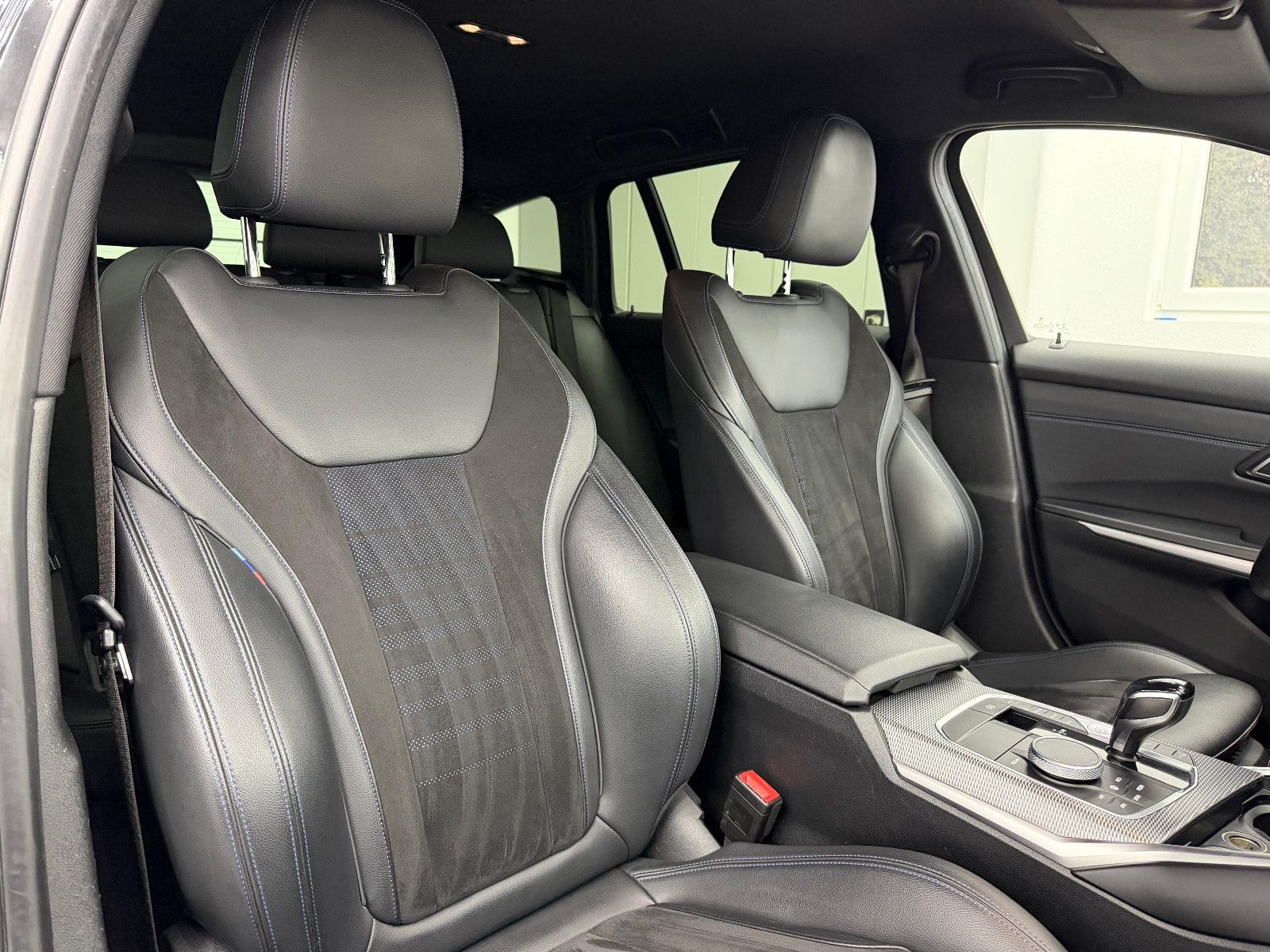 Fahrzeugabbildung BMW 320d xDrive M-SPORT/STZHG/AHK/DRIVING ASS+/DISPL