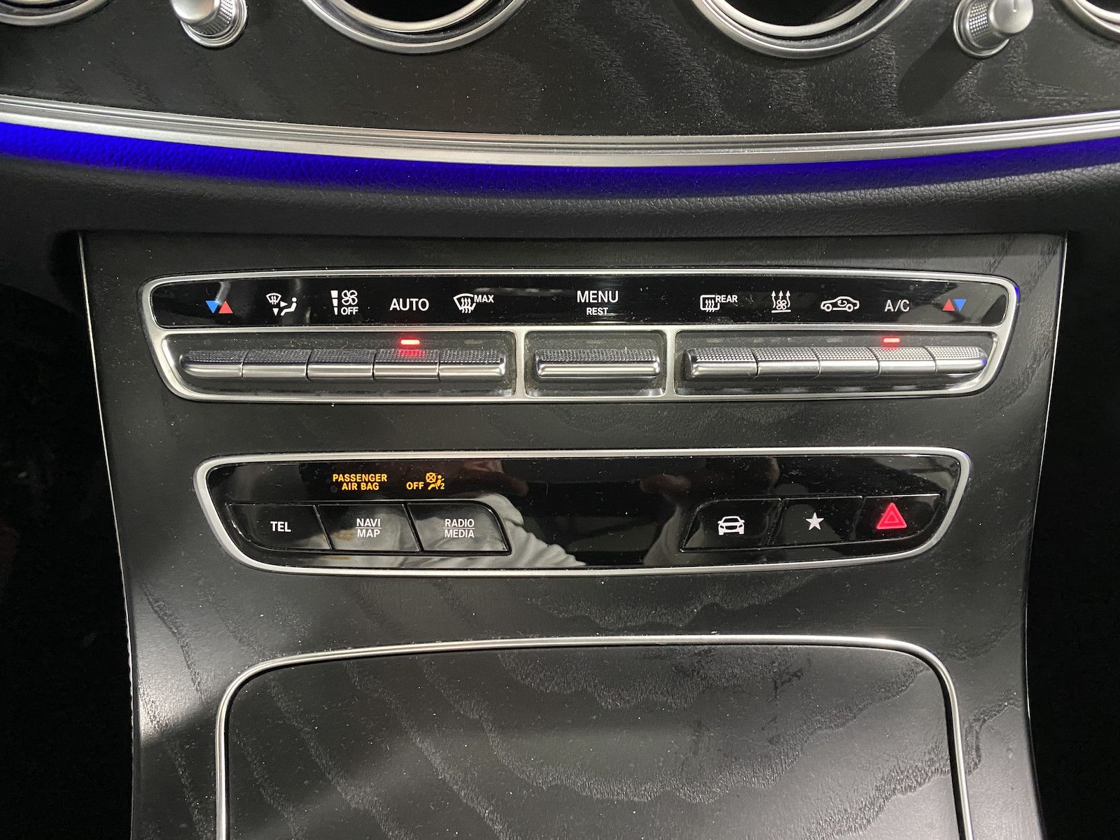 Fahrzeugabbildung Mercedes-Benz E 220 d T AMG/PANO/STHZG/´20/DIS/BUR/AHK/