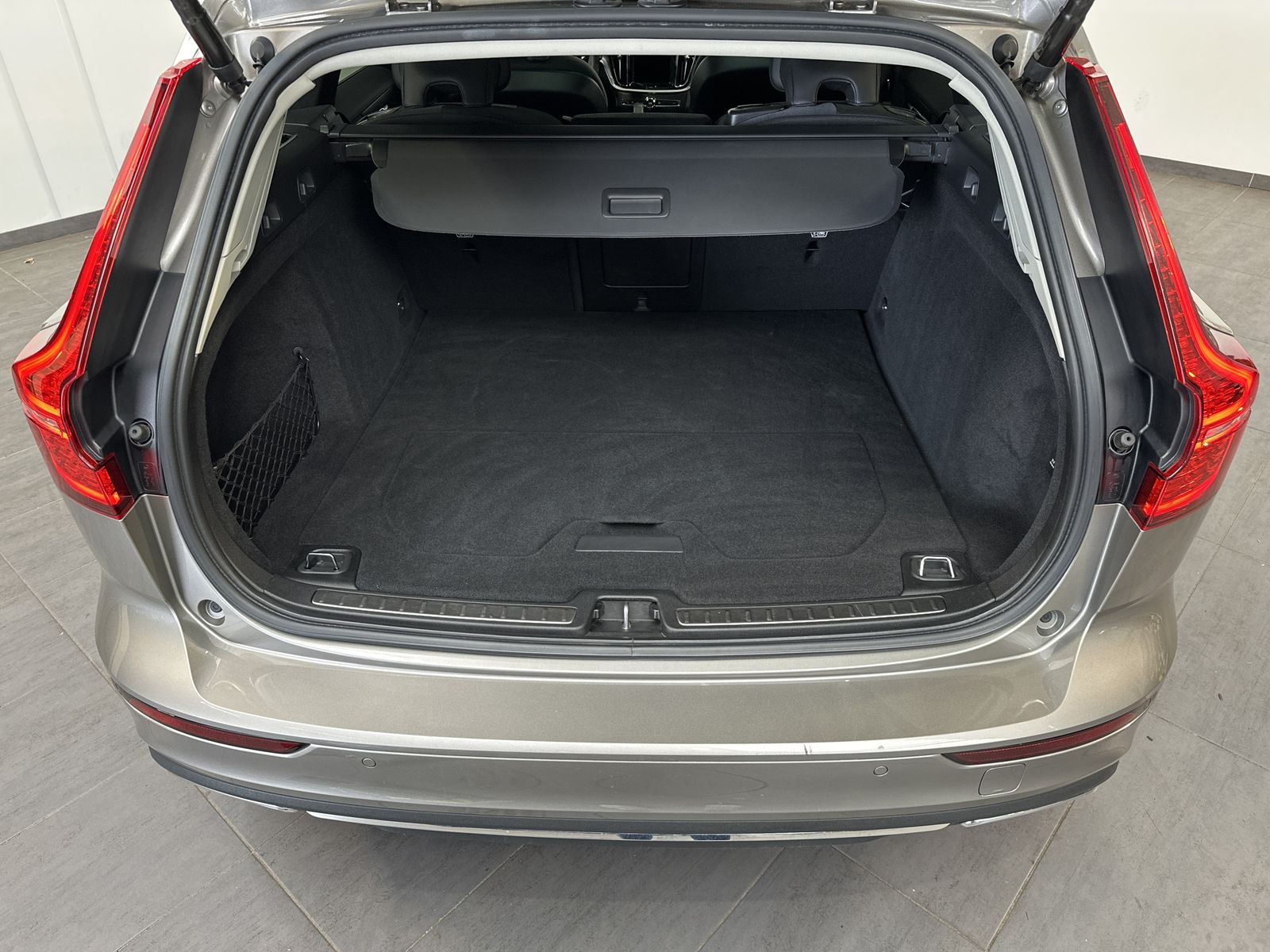 Fahrzeugabbildung Volvo V60 Inscription Hybrid AWD NAV+LED+PANO+AHK+H&K