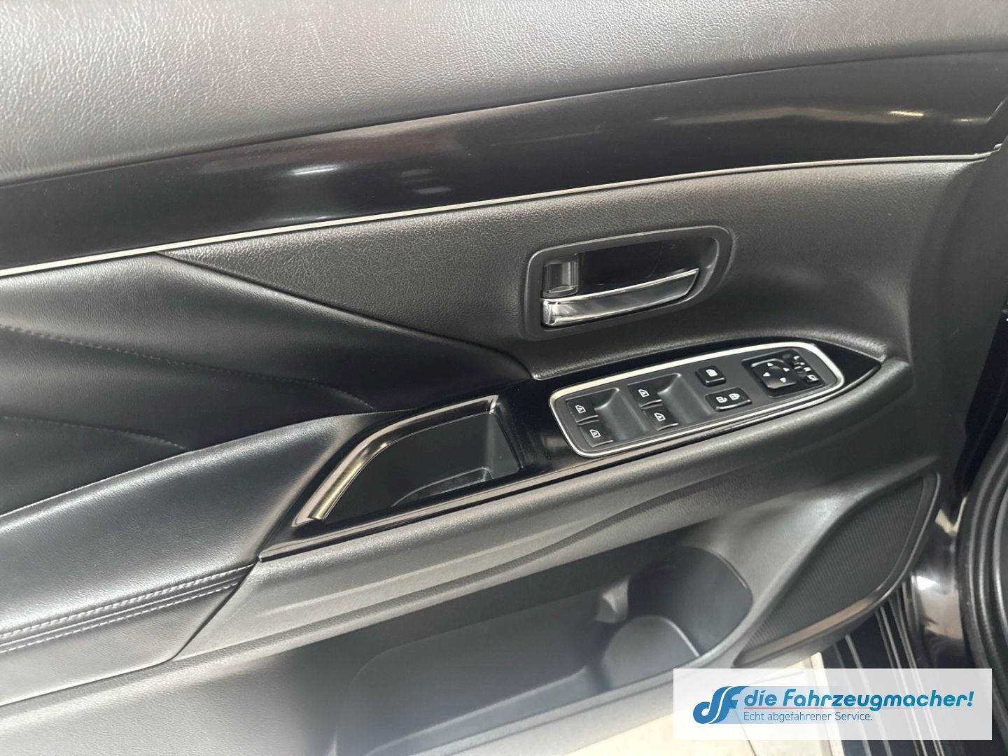 Fahrzeugabbildung Mitsubishi Outlander PHEV Plus 4WD StandHZG LED ACC El. Hec