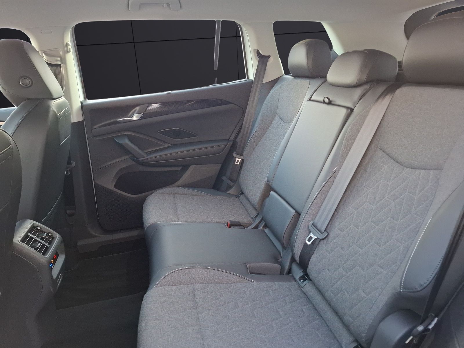 Fahrzeugabbildung Volkswagen Tayron TDI Life DSG 4M LED AHK Navi AID ACC RFK