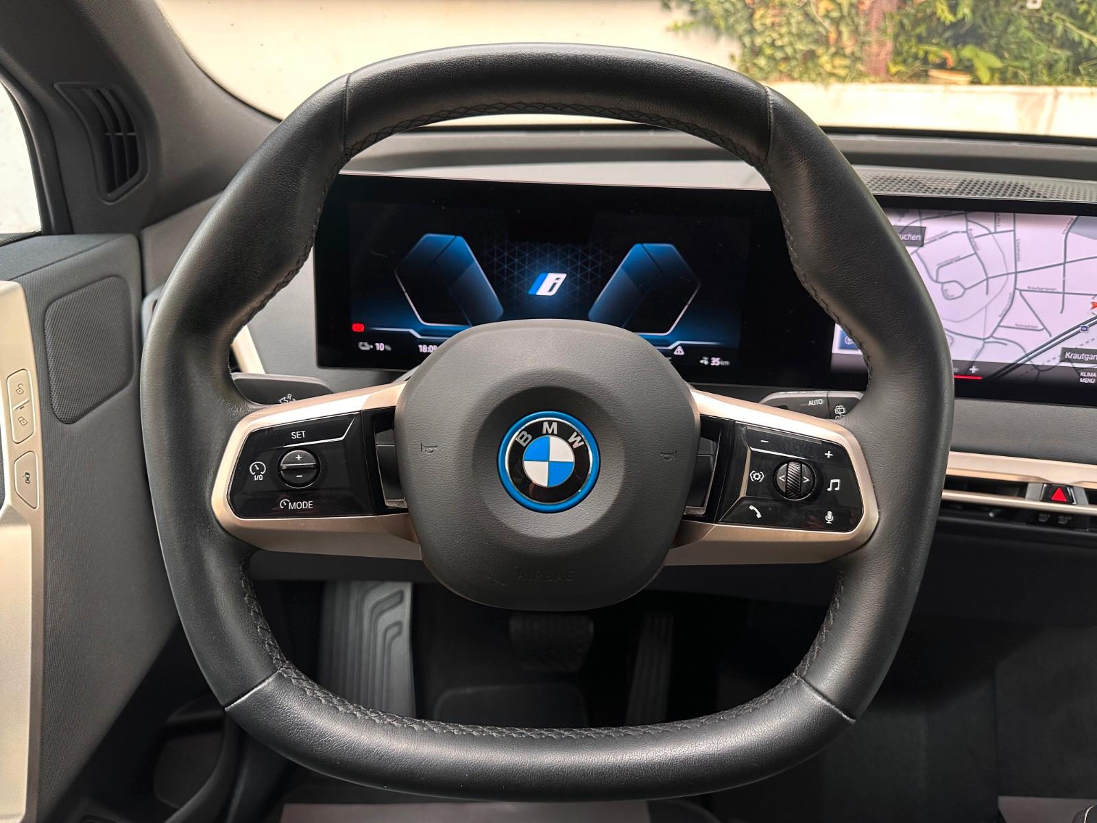BMW iX xDrive40 M Sport PANO-SKY*AHK*DA-Prof*360°