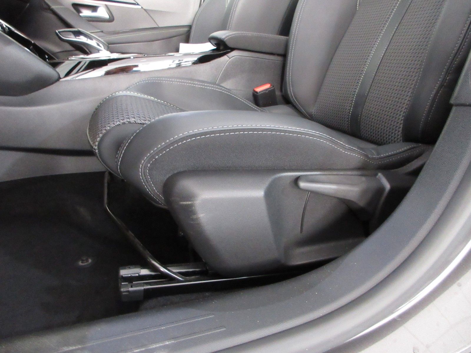 Fahrzeugabbildung Peugeot 208 1.2T GT  LED/NAVI/SHZ/PANO/HEAD/CAM/PDC/17"