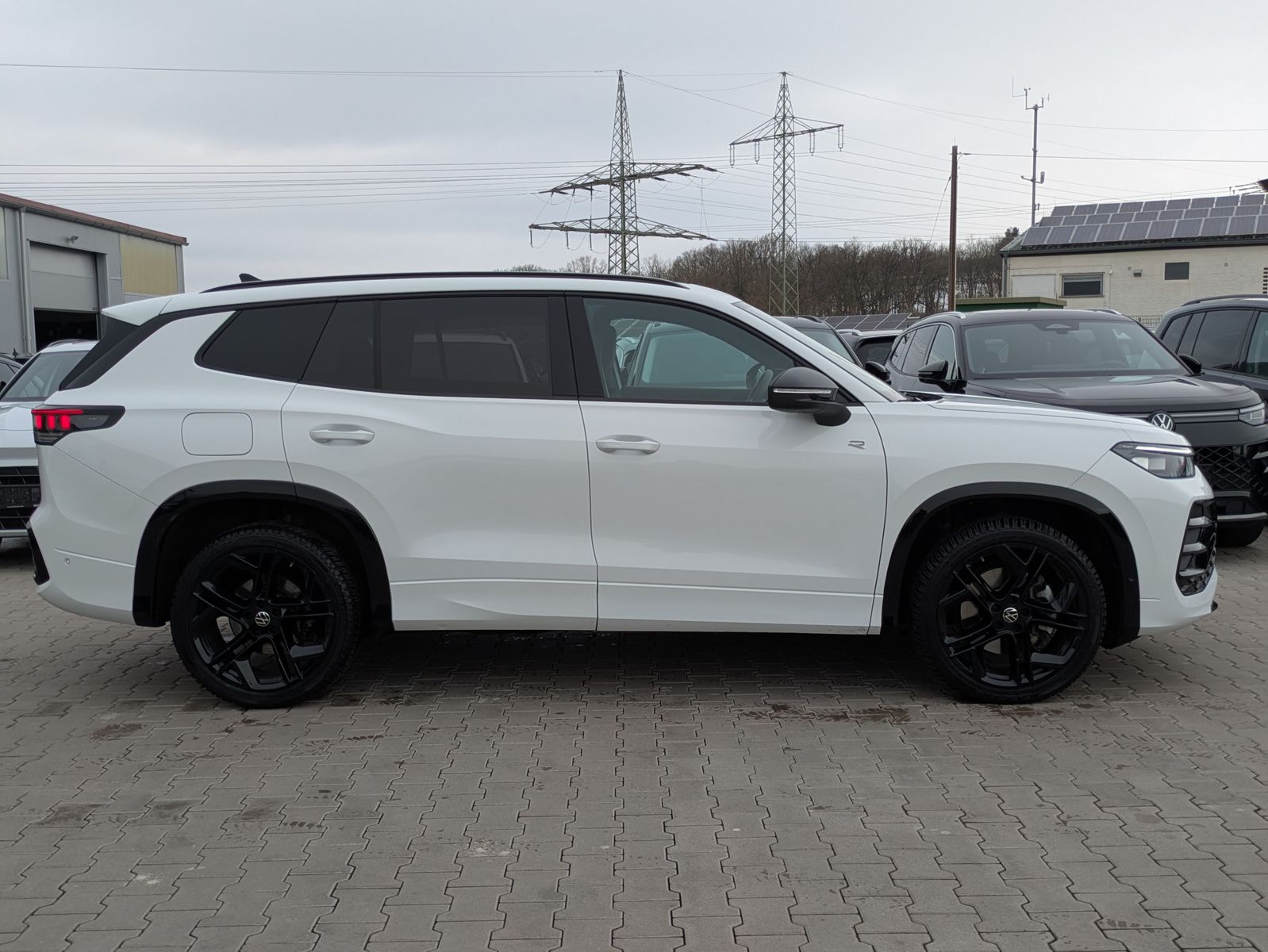 Fahrzeugabbildung Volkswagen Tayron 2.0 TDI 4M R-Line BLACK*7Si*MATRIX*PANO
