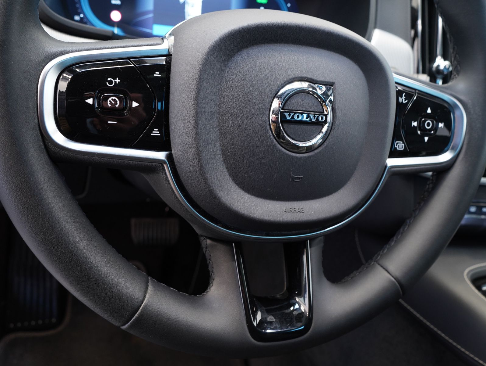 Fahrzeugabbildung Volvo V90 T6 AWD Recharge Plug-In Plus Dark