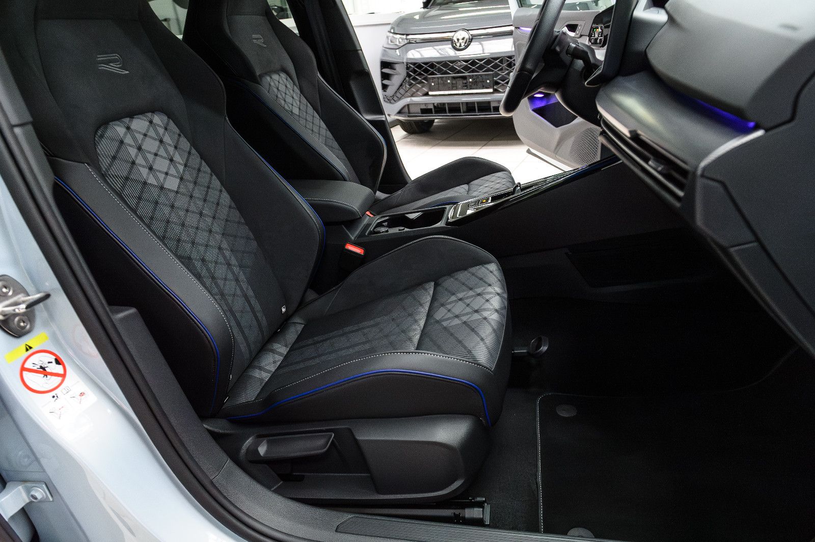 Fahrzeugabbildung Volkswagen Golf VIII 2.0 TDI R-Line IQ-LIGHT+BLACK-STYLE
