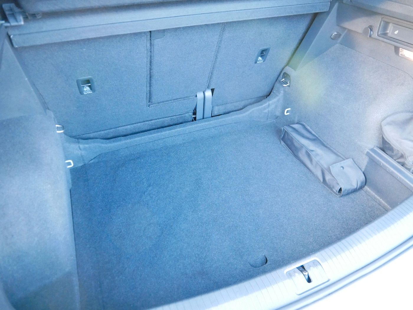 Fahrzeugabbildung Volkswagen Tiguan 1.5 United AHK DACH Standheiz Kamera LED