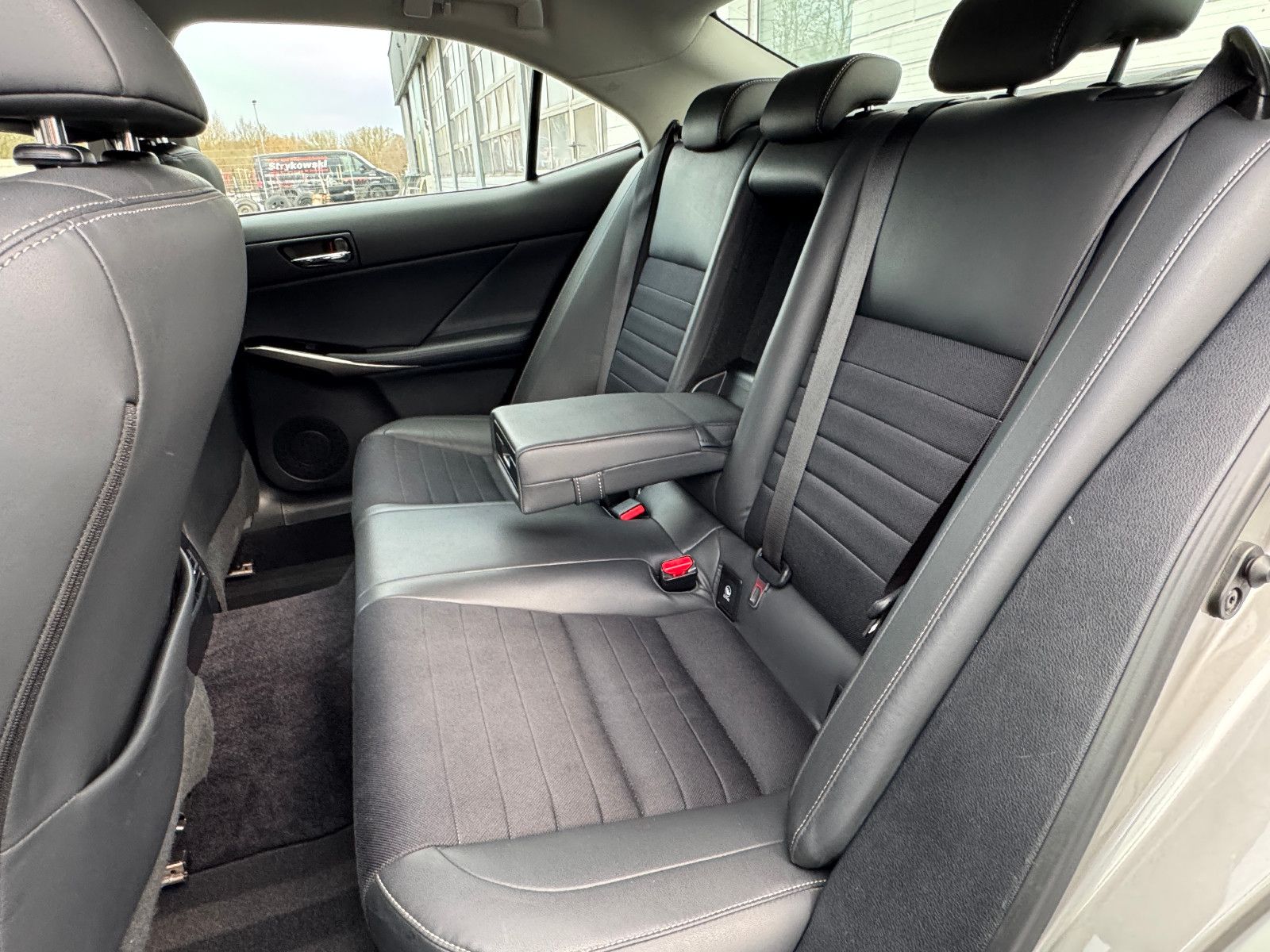 Fahrzeugabbildung Lexus IS 300h Vollhybrid Leder Kamera Navi