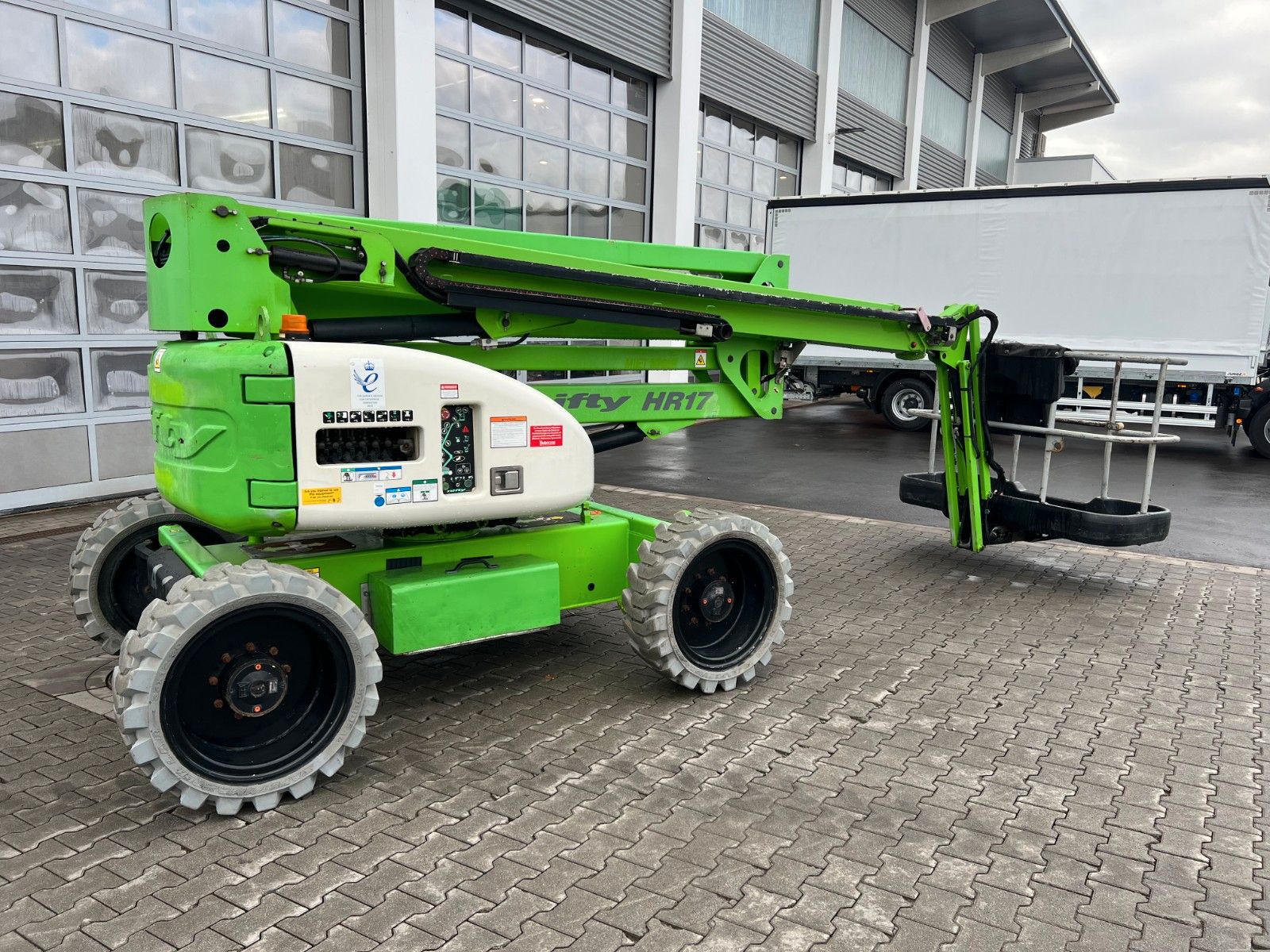Fahrzeugabbildung Niftylift HR17 Hybrid 4X4 / 1.417h / 17m Arbeithöhe