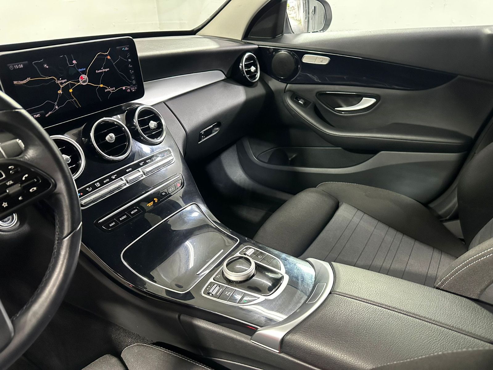 Fahrzeugabbildung Mercedes-Benz C 200 d T*DISTRO*AHK*SPUR*CARPLAY*SH*NAVI*