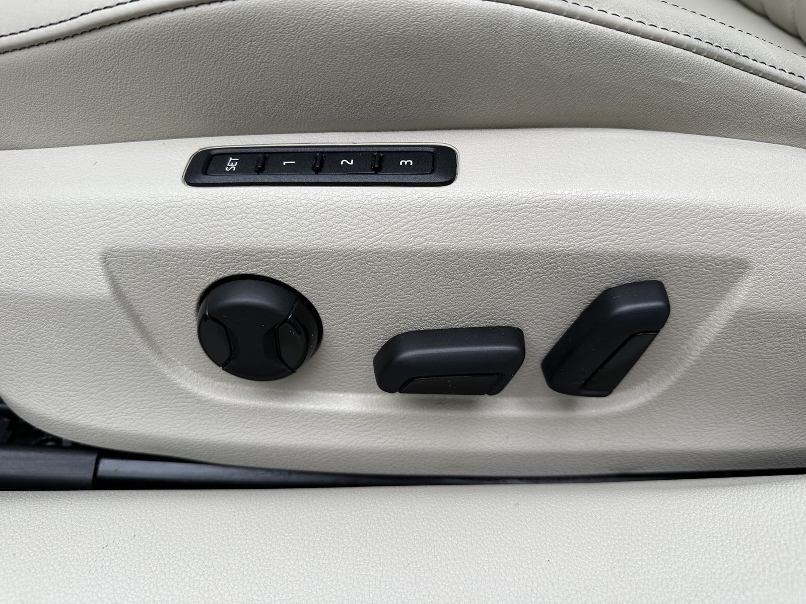 Fahrzeugabbildung SKODA Superb Combi 4x4 L&K NAV+MATRIX+ACC+PANO+CANTON