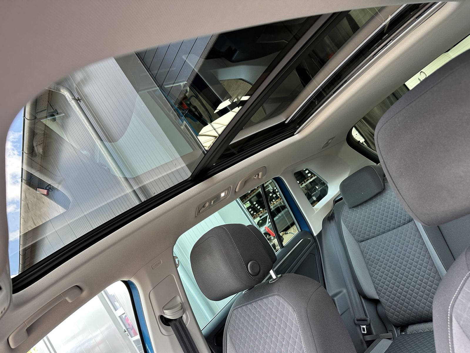 Fahrzeugabbildung Volkswagen Tiguan 1.5 TSI DSG Comfortline NAV+LED+PANO+AHK