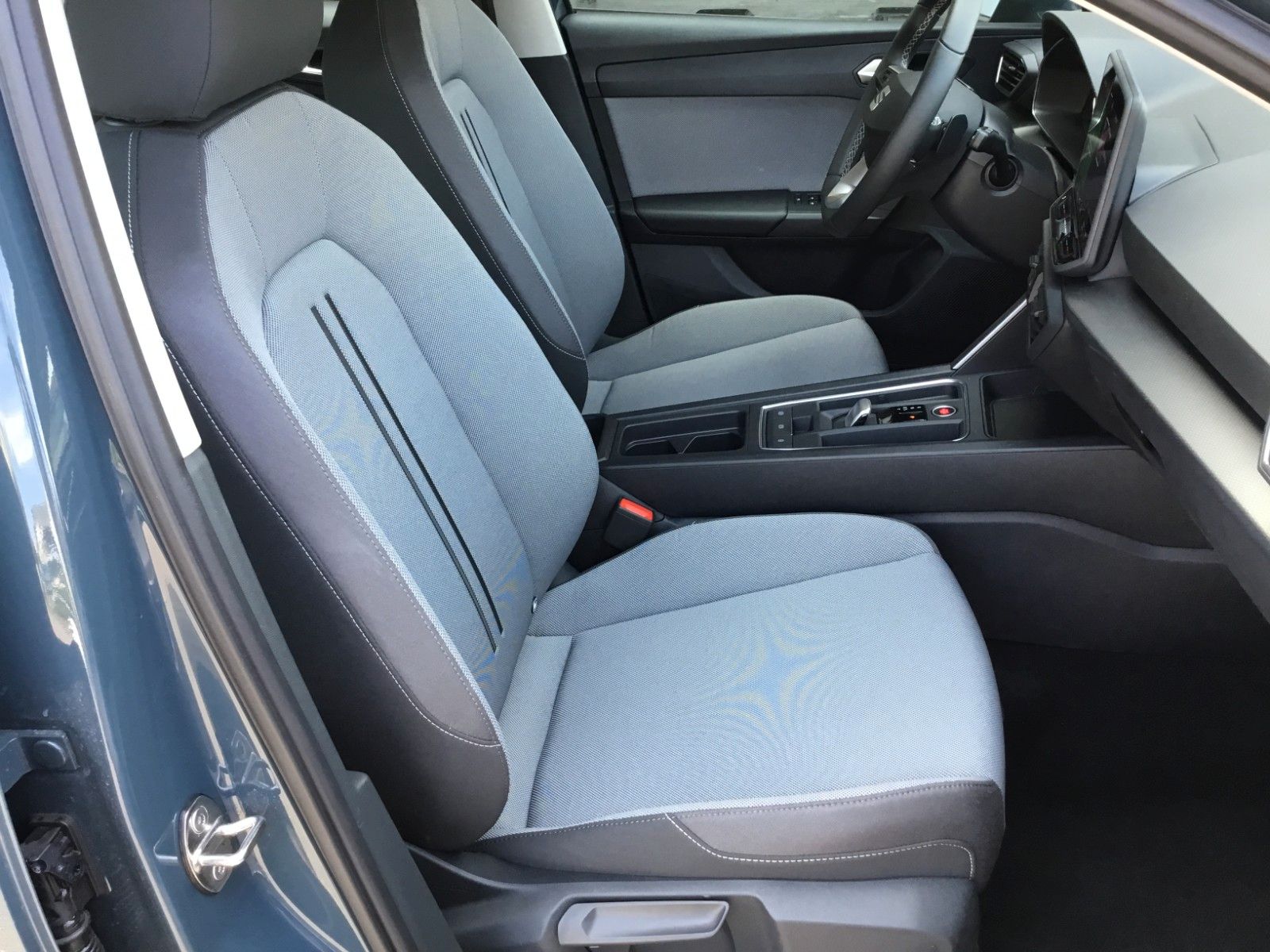 Fahrzeugabbildung SEAT Leon 1.5 eTSI Style DSG Sportstourer+LED+ACC+AHK