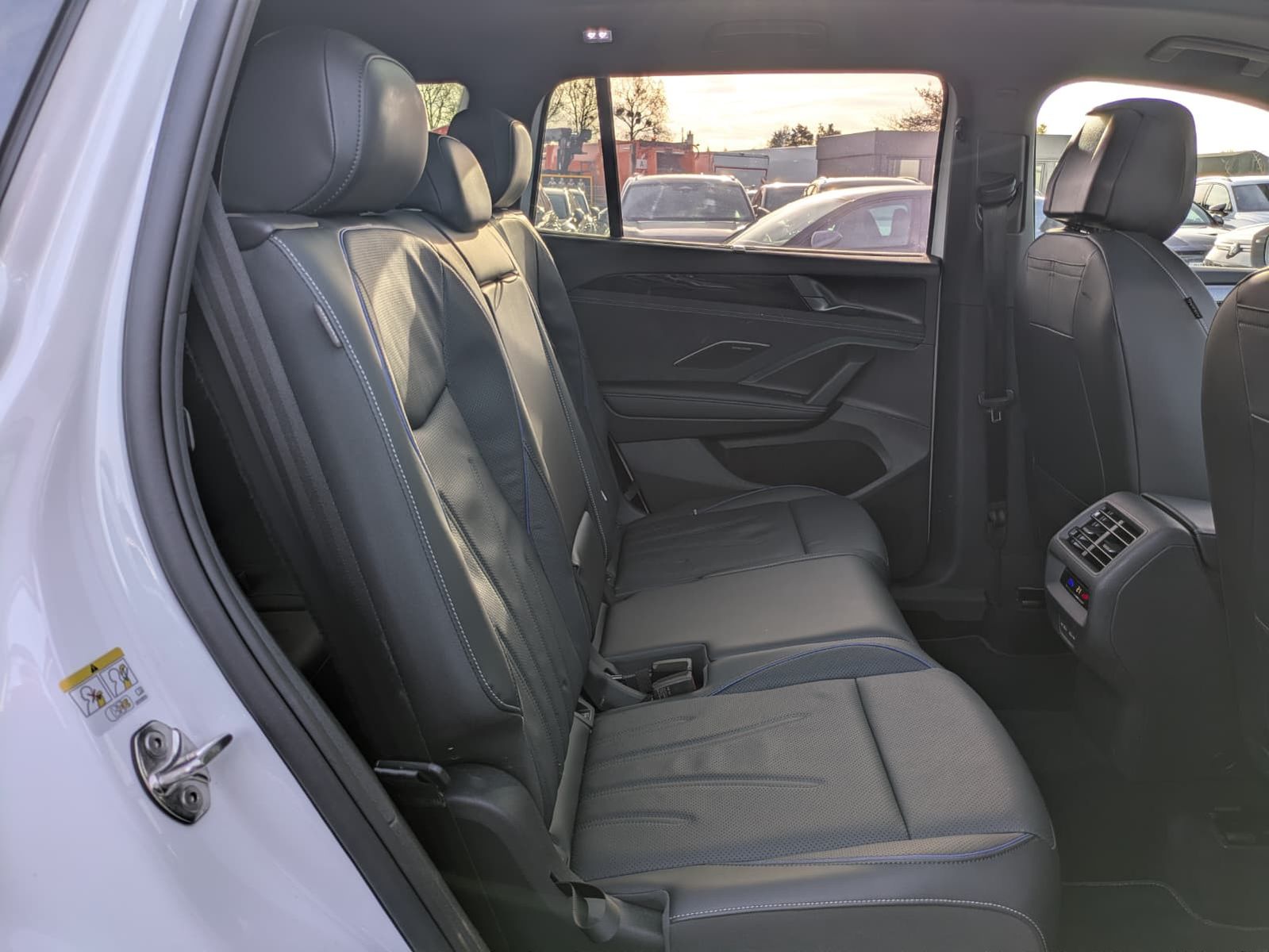 Fahrzeugabbildung Volkswagen Tayron 2.0 TDI 4M R-Line 7S*IQ-L.*LEDER*PANO*HUD