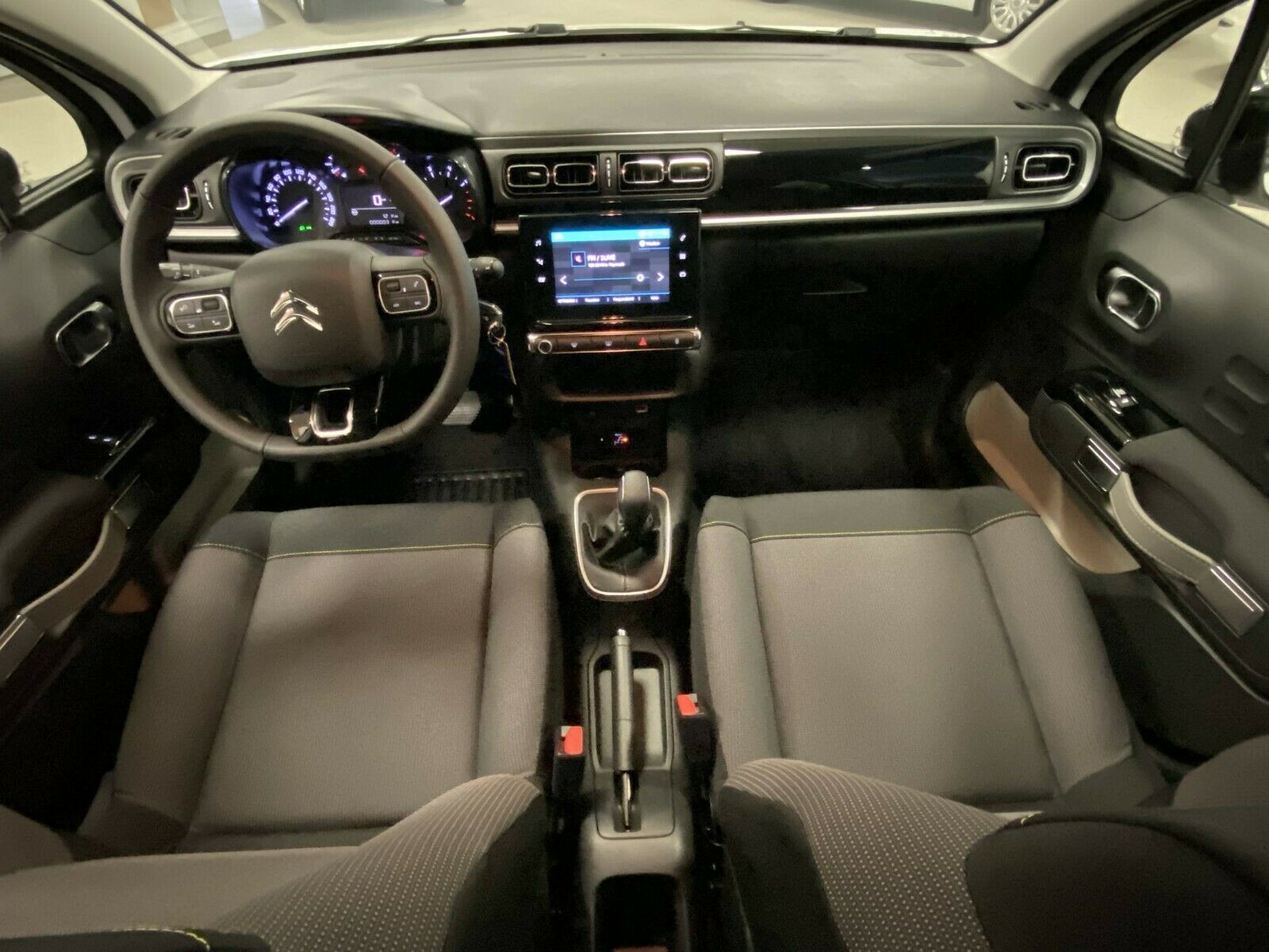 Fahrzeugabbildung Citroën C3 1.2 PureTech 110 EAT6 SHINE+LED+TEMP+PDC+NAVI