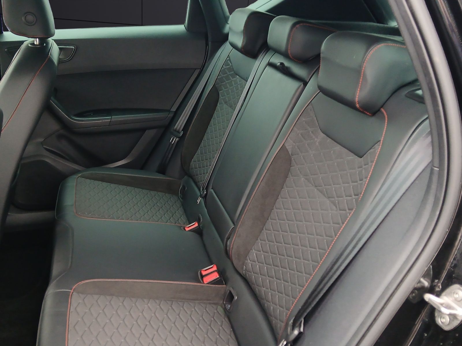 Fahrzeugabbildung SEAT Ateca TSI FR DSG LED AHK Navi beats AID ACC RFK