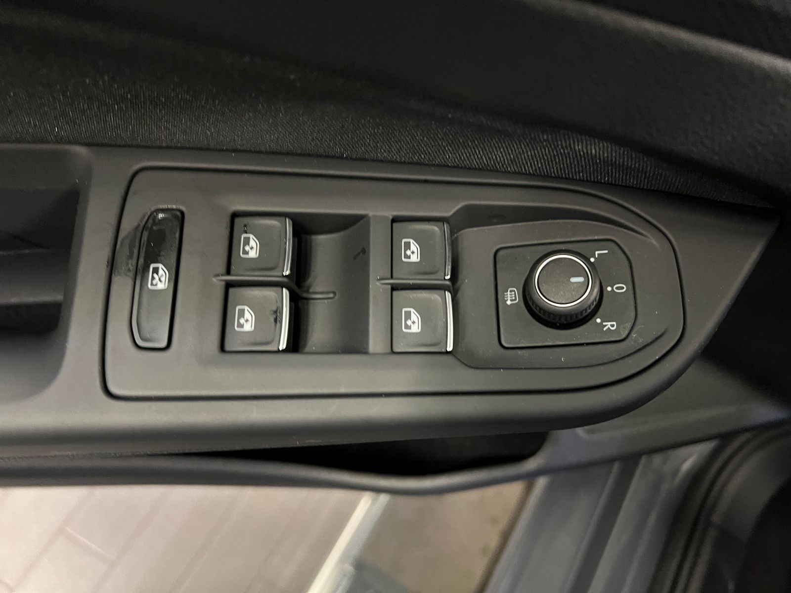 Fahrzeugabbildung Volkswagen Golf VIII Variant ACTIVE 1.5 eTSI DSG *AHK, LED,