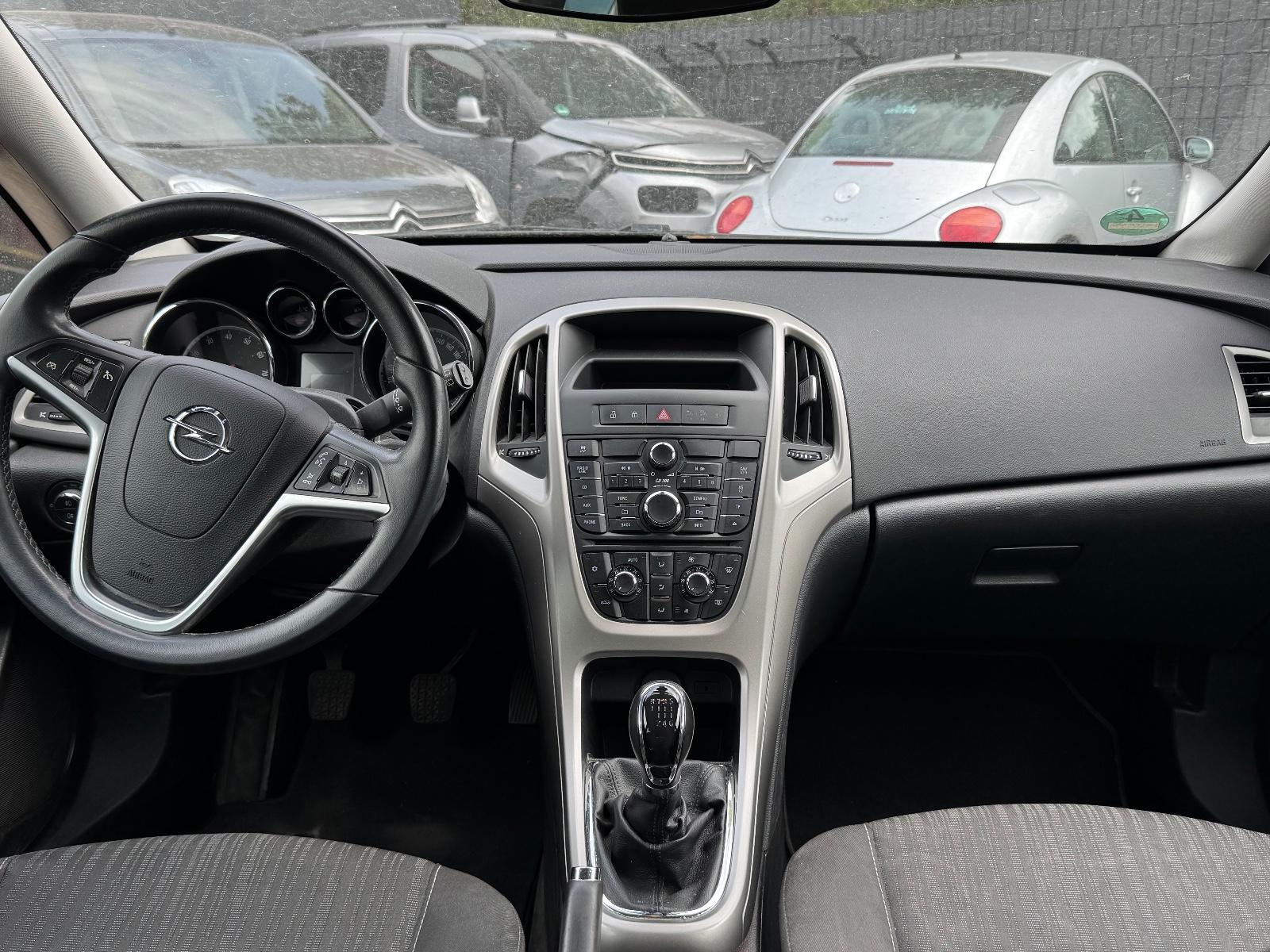 Opel Astra 2011 — photo 7