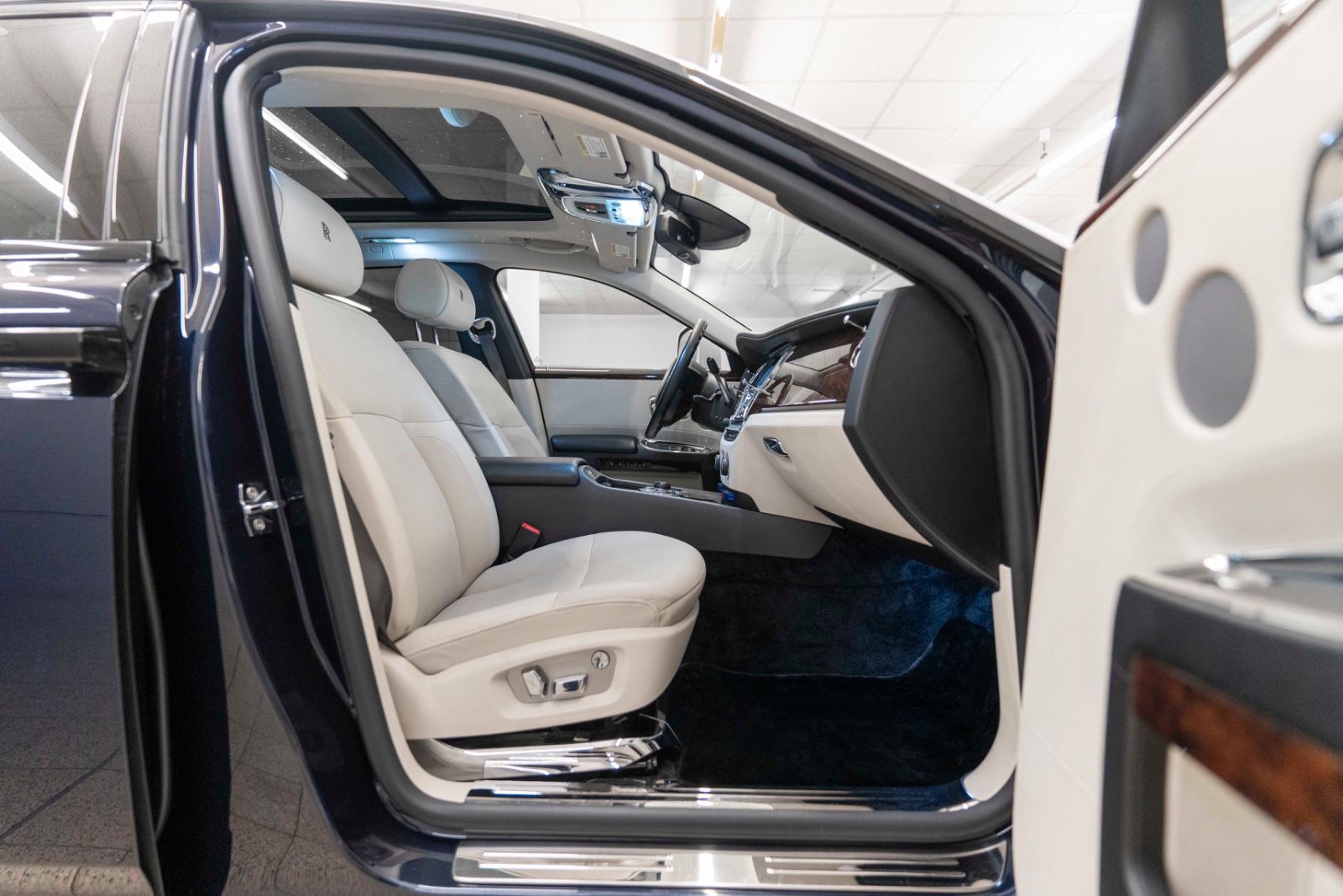 Fahrzeugabbildung Rolls-Royce Ghost V12 TWO TONE FACELIFT STERNHIMMEL KÜHLBOX
