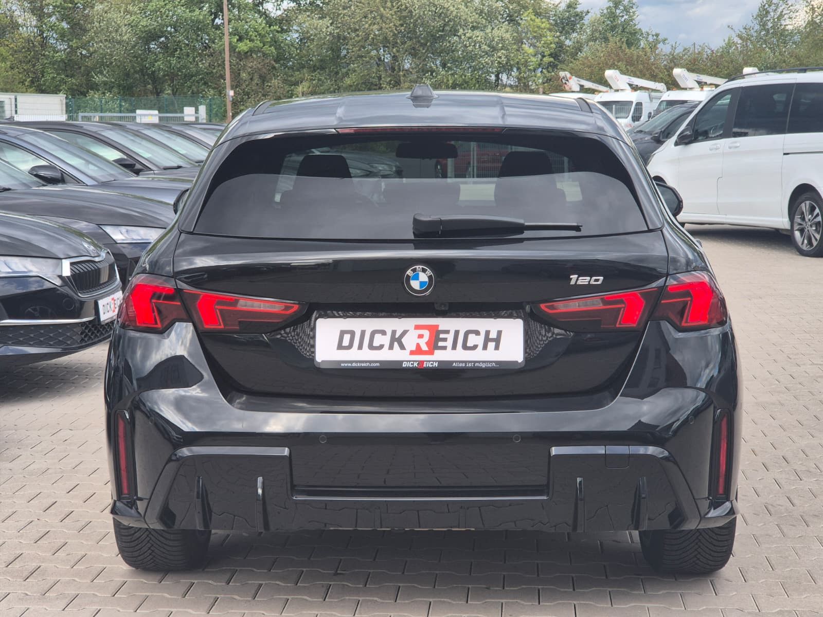 Fahrzeugabbildung BMW 120 i M Sport Adaptiv LED*PANO*AHK*M Alcantara
